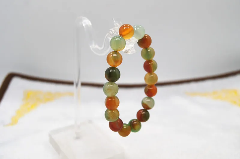 Jade vert rouge naturel fait main. 18 perles rondes. Des élastiques sont liés pour former des bracelets attrayants.