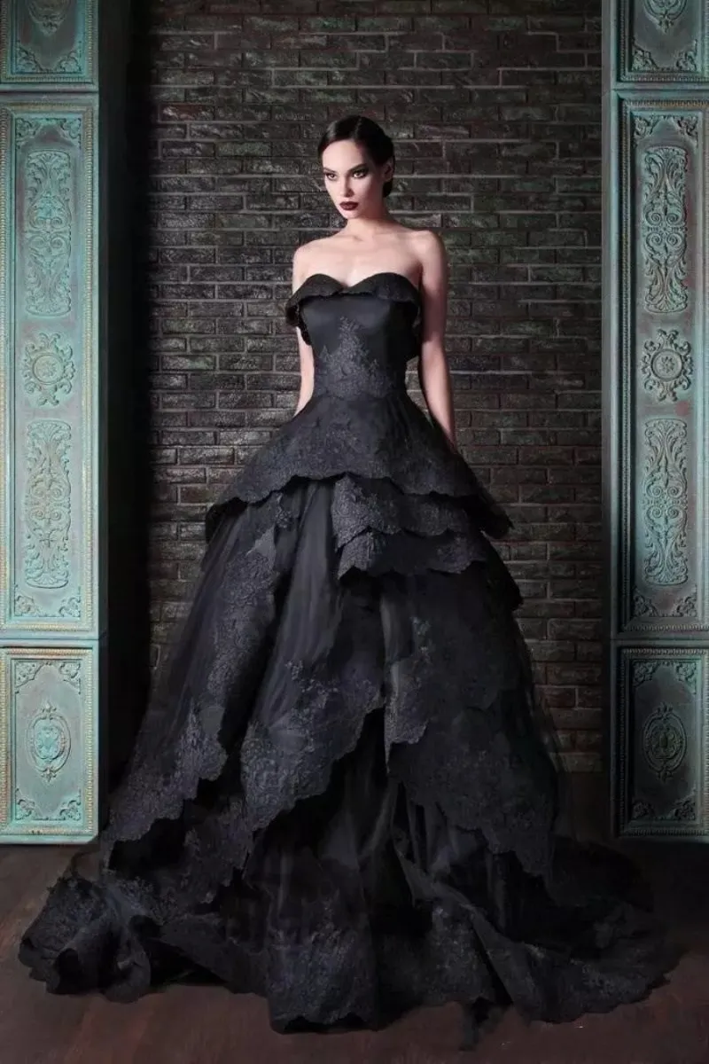 Gothic Style Black Sexy Prom Dresses Vintage Lace Applique Sweetheart Tiered Skirt Ruffles Evening Dress Formal Wear Custom Made 2018