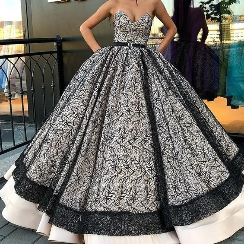 Fabulous Black Lace Prom Klänningar Sexig V-Neck Ärmlös Sash Ball Gown Quinceanera Klänningar Glamorös Prom Klänning Fascinerande Aftonklänning