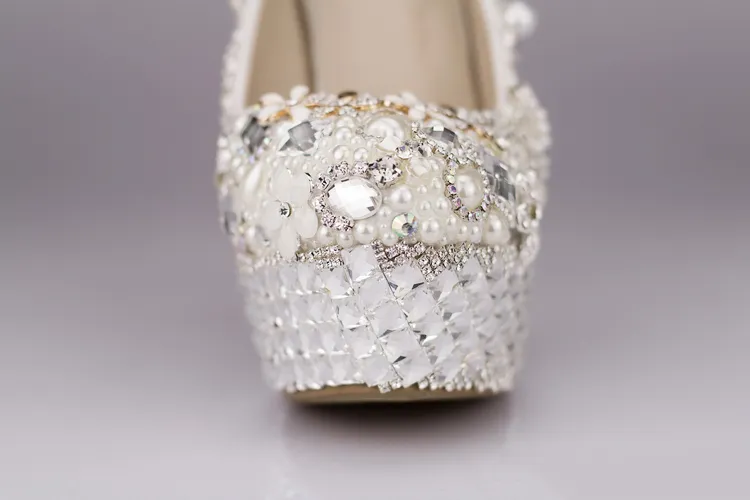 2018 Sapatos De Casamento De Cristal De Luxo Rodada Toe Rhinestone Pérola Sapatos De Noiva De Salto Alto Ecru Vestido Branco Sapato