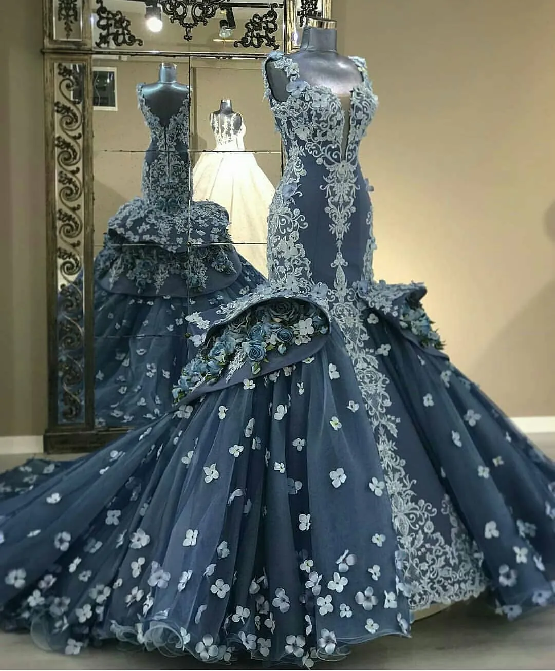 Splendida sirena 3D Appliqued Abiti da sera Mermaid Sheer Plunging Neck Prom Gown Sweep Train Rose Flowers Tulle Vestito formale