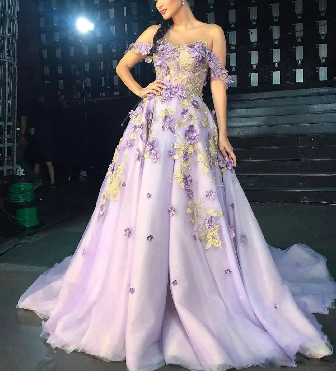 Glamorous Princess Lilac Prom Dresses Long Off The Shoulder Petal Power Appliques Tulle Celebrity Gown Evening Dress Formal Dresses Party We