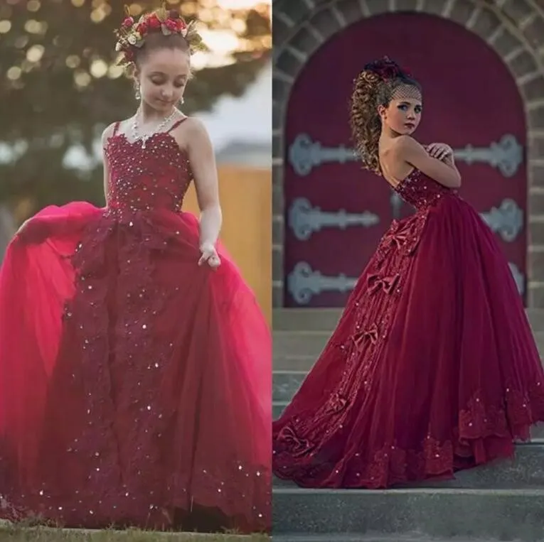 Burgundy Kristaller Boncuklu Kızlar Pageant Elbiseleri Spagetti Kayışları Tül Uzun Resmi Çocuklar İlk Cemaat Gowns Dantel aplike