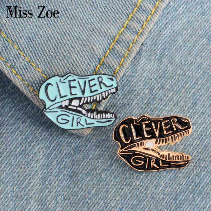 Miss Zoe Jurassic Dinosaurier-Emaille-Pins, Dinosaurier-Hoofd-Broschen, Geschenk für Kinder, Freunde, Abzeichen, Button-Revers, Kleidung, Jeans, ca