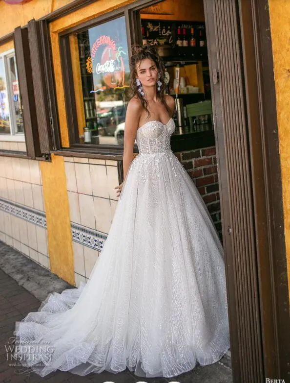 2019 BERTA Bröllopsklänningar En linje Sweetheart Lace Applique Backless Sweep Train Country Bridal Dress Sequins Plus Storlekstrand Bröllopsklänningar