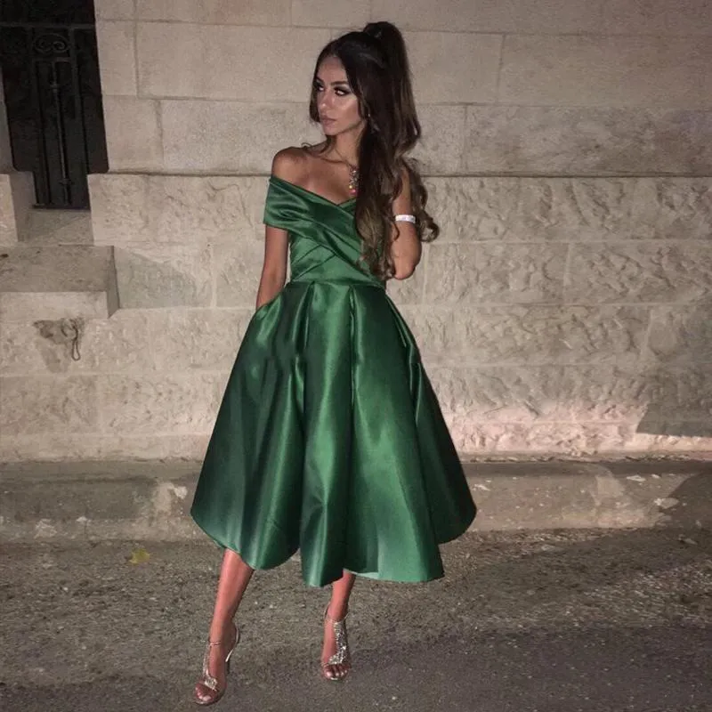 Elegant Dark Green Short Prom Dresses Off Shoulder Ruched Elastic Satin Tea Length Puffy Short Homecoming Dresses Cocktail Party Dresses