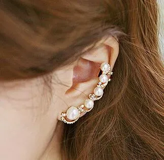 女性ファッションジュエリーの耳カフスウィートパールイヤリング5枚の真珠の穴の単一イヤークリップスライバゴールドカラー