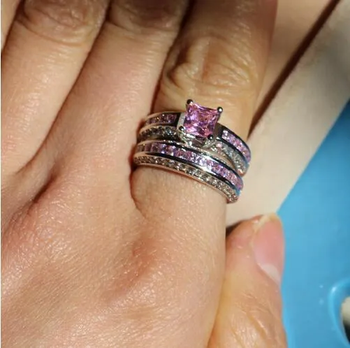 Victoria Wieck Sparkling Wedding Band Pierścienie Zestaw Dla Kobiet 5A Różowy Cyrkon Kamień CZ 10kt White Gold Wypełnione Birthstone Ring