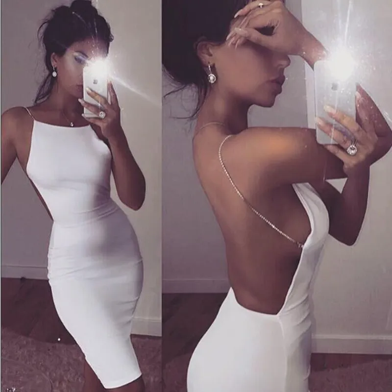 Seksi Elbise 2 Renk Katı Siyah Beyaz Yaz Elbiseler Slash Boyun Pullu Zincir Diz Boyu Bodycon Backless Elbise