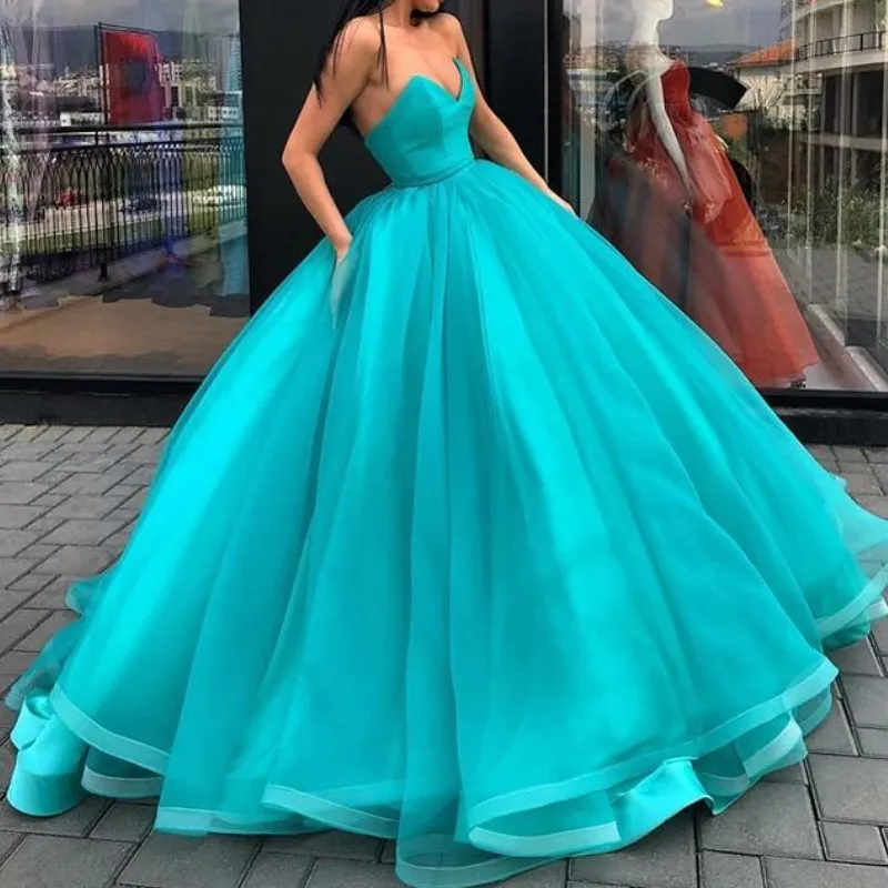 サテンリボンエッジセクシーなVネックフリルスボールガウンパーティードレス2018スタイリッシュな長いQuinceaneraドレスのふわふわチュールマキシウエディングドレス