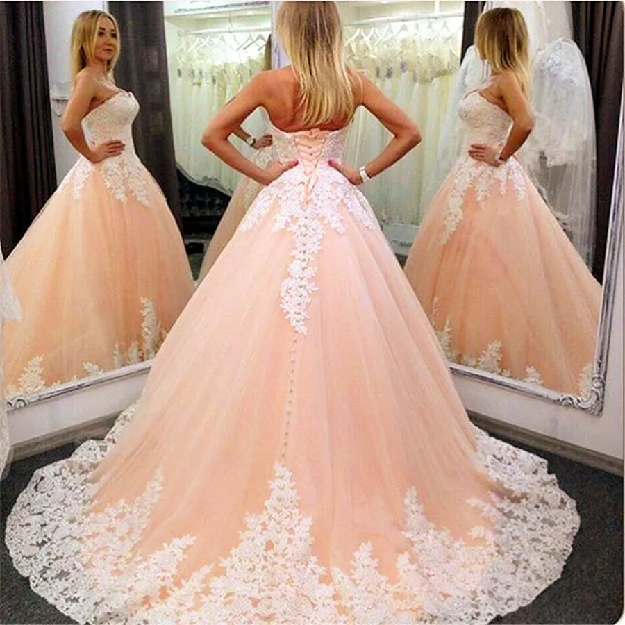 Pfirsichfarbenes Hochzeitskleid mit herzförmigem Ausschnitt und farbigen Ballkleidern. Brautkleid mit Elfenbeinspitze, Quinceanera-Kleider mit Schleppe