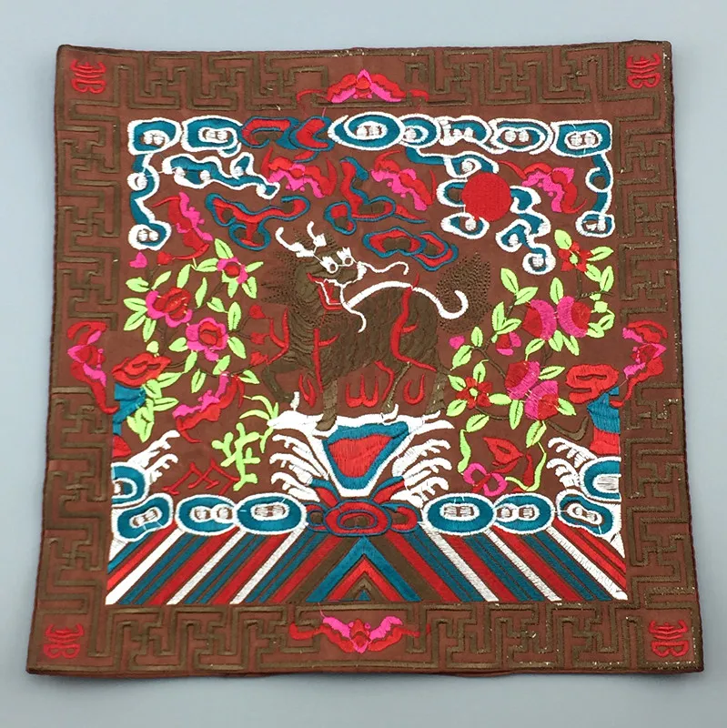 Broderad kirin tyg middag kinesisk placemats matbord matta traditionell hantverk satin skyddsplatta bröllop dekoration 26 x 26 cm