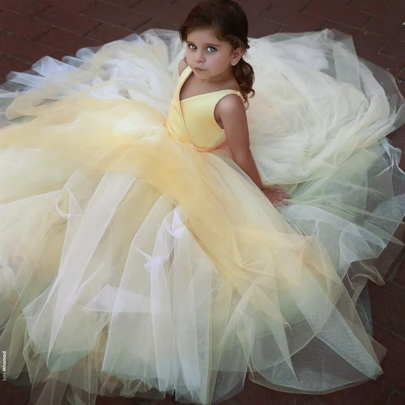 Robe De Bal Mignonne Filles Pageant Robes Jaune Clair Col En V Sans Manches Robes De Fille De Fleur Pour Le Mariage Bébé Robe De Fête D'anniversaire Sur Mesure