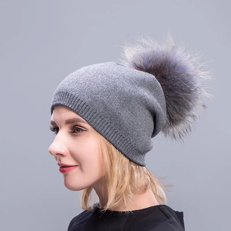 Gorro blanco y negro con pompón raccoon - Mujer