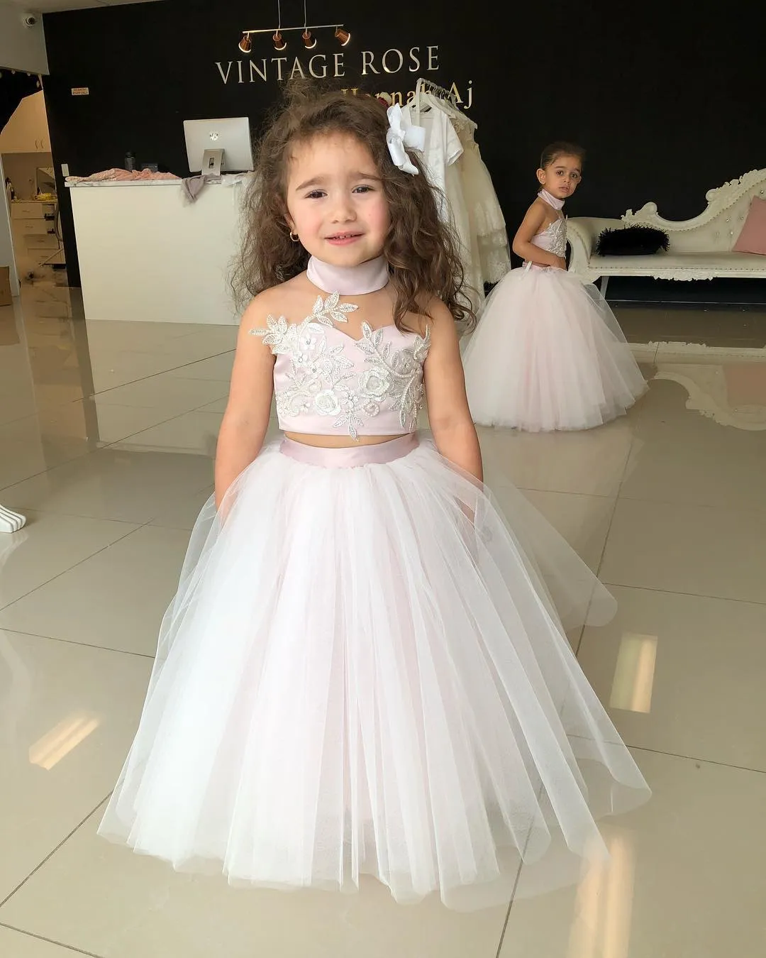 Adorable Deux Pièces Robe De Bal Robes De Fille De Fleur Pour Les Mariages Dentelle Appliqued Toddler Pageant Robes Tulle Halter Cou Perlé Robe D'enfant