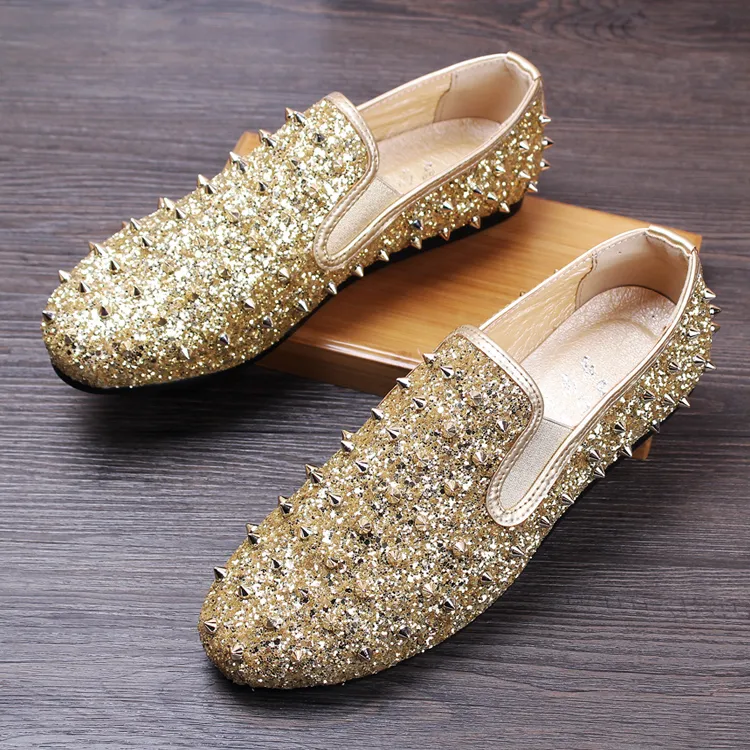 Sparkly Gold Sequined Casual Party Zapatos formales para hombres Remaches con tachuelas Zapatos de boda para hombre Mocasín 3 colores