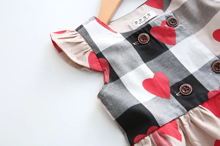 Baby Girls Love Heart Plaid Druckkleid Kinder Gitter fliegende Ärmel Prinzessin Kleider Sommer 2018 Boutique Kinder Kleidung 2 CO1507798