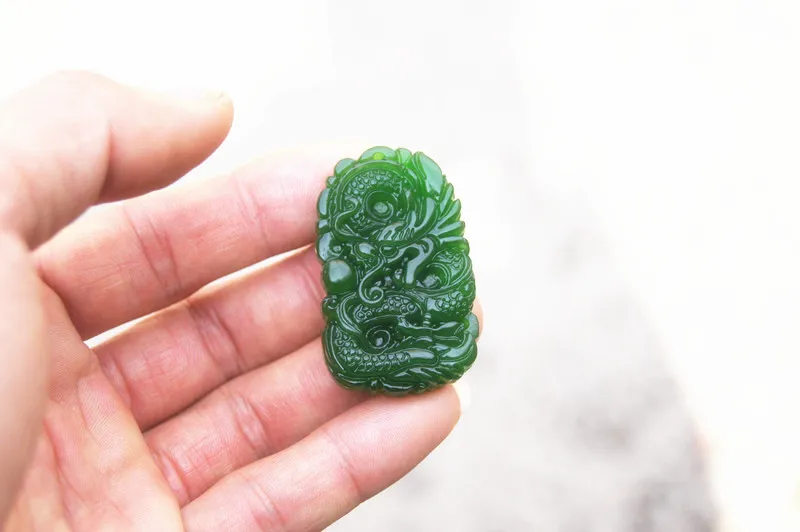 Gratis levering - Mooie buitenste Mongolië Jade Dragon Play Bead Amulet. Met de hand gesneden kettinghanger.
