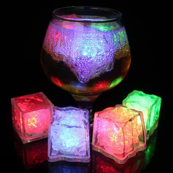 Flash LED Ice Cube Polychrome Blinkande kuber Vätskesensor Glödande Färg Sänkbar Lampa Light Up Bar Club Wedding Party Champagne