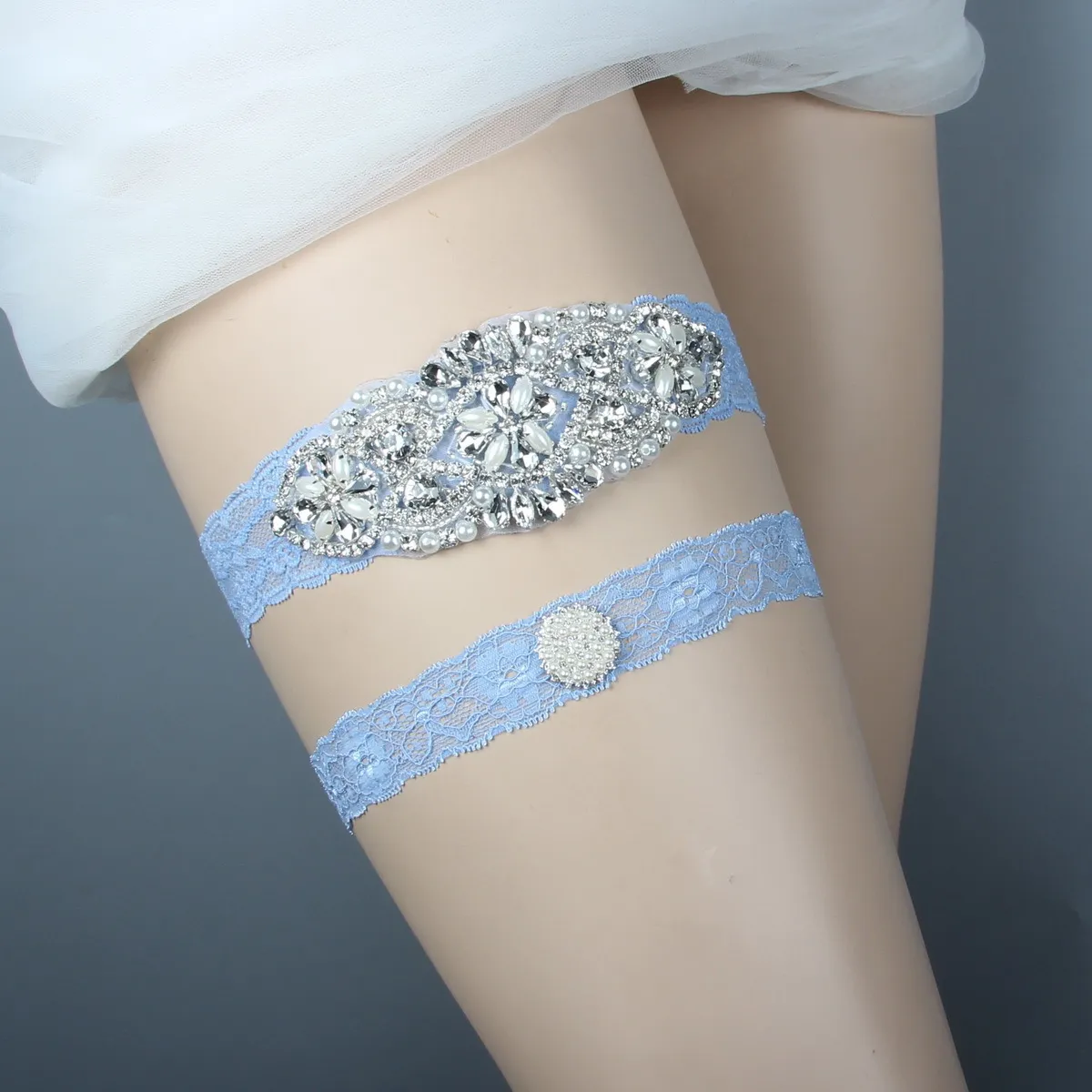 Söt 2 stycken uppsättning brudben spetsar garters prom garter brud bröllop gästr bälte spets rhinestones kristaller pärlor ljusblå i lager blygsamt