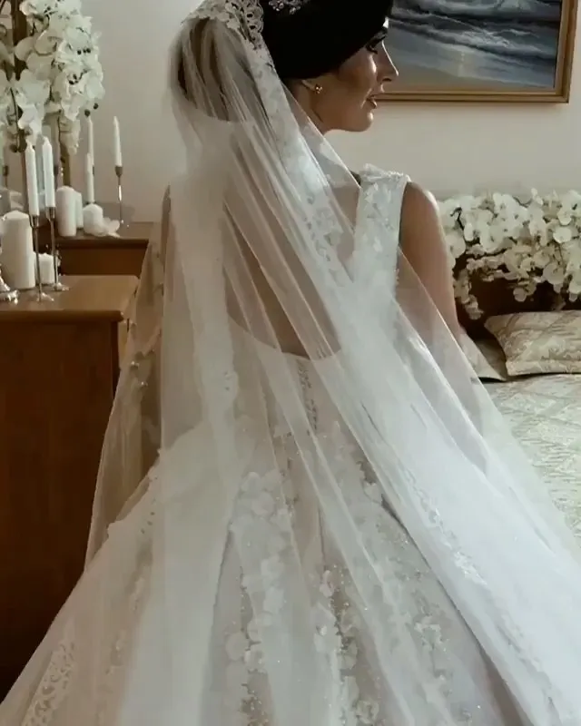 Luxuriöse Prinzessin-Dubai-Hochzeitskleider, modisch, quadratischer Ausschnitt, Perlen, 3D-Blütenblätter, Applikationen, Brautkleid, sexy, ärmelloses Spitzen-Hochzeitskleid