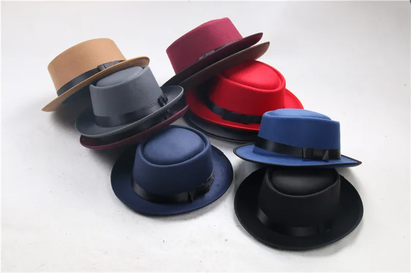 Новая мода ретро фетровая джазовая шляпа Круглые плоские верхние шляпы для мужчин и женщин Элегантный цельный войлок Fedora Hat Band Широкие плоские полевые джаз-шляпы Панамские кепки