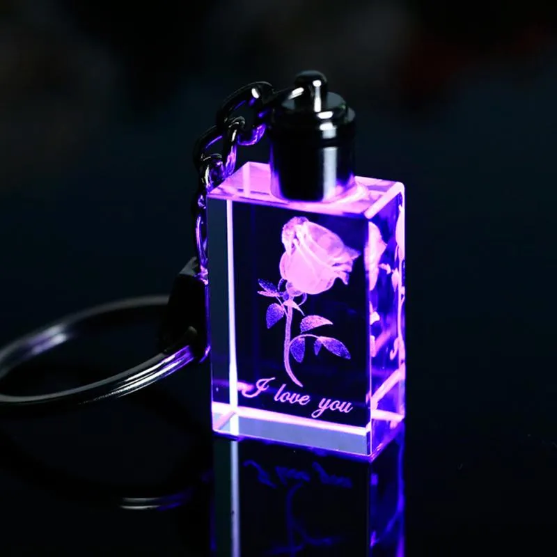 Neuer Stil, personalisierter, lasergravierter 3D-Rosenblüten-Kristall-LED-Licht-Schlüsselanhänger, Würfelform-Schlüsselanhänger als Geschenk