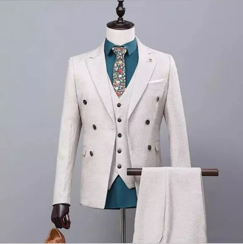 ハンサムなベージュの新郎は男性のジャケットベストとズボンのためのウェディングタキシードスリムフィットスーツの3つの部分フォーマルスーツのためのスーツを