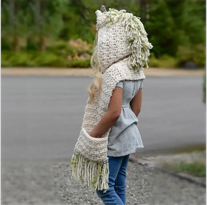 Cappello D'uso, Sciarpa E Piumino Della Bella Donna Nel Weath Freddo Fotografia Stock - Immagine