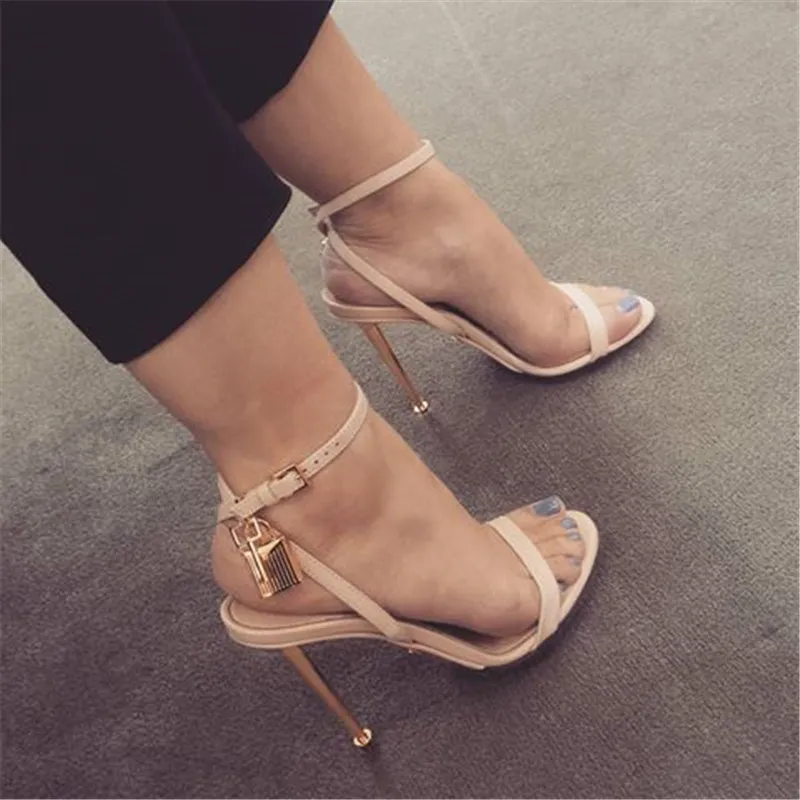 Top Women Women Fashion Aberto do pé One Strap Gold Metal Metal Stiletto Lock Design Sandals Sandals Torno