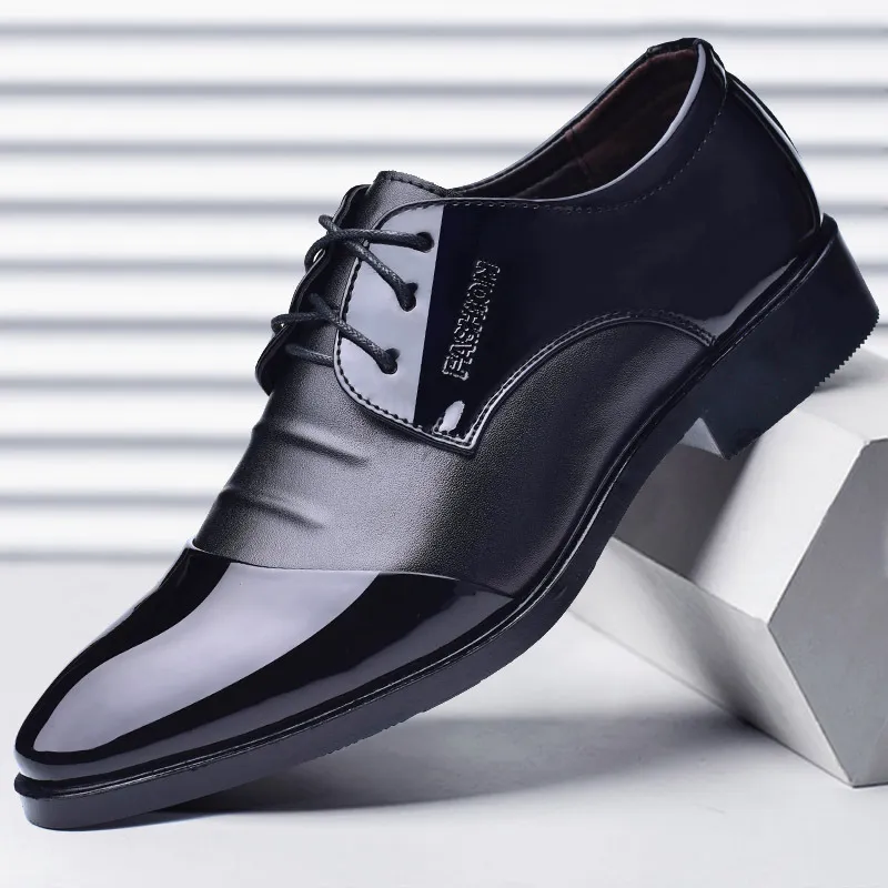 デザイナーブランドの男性特許革の靴フォーマルな男性の靴の結婚式の靴男性Zapatos Oxford Hombre Sapatos Para Hombre Scarpe Uomo Eleganti