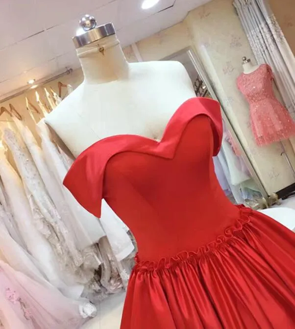 Blygsam 2018 röd prom klänningar lång billigt utanför axeln Ruched Satin Formella klänningar Party Evening Wear Custom gjord av Kina EN2109