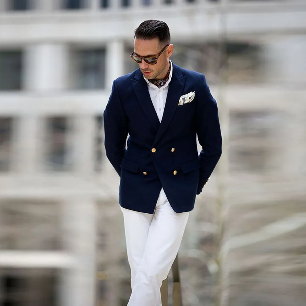 Giacca blu navy e pantaloni bianchi Abiti casual da uomo Risvolto con intaglio Doppio petto Smoking da sposa aderente Papillon gratuito