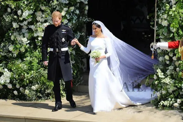 New Arrival 2018 Prince Harry & Meghan Markle Wedding Dresses Bateau Neck Vintage Long Sleeves Wedding Dress Sweep Train Bridal Gowns