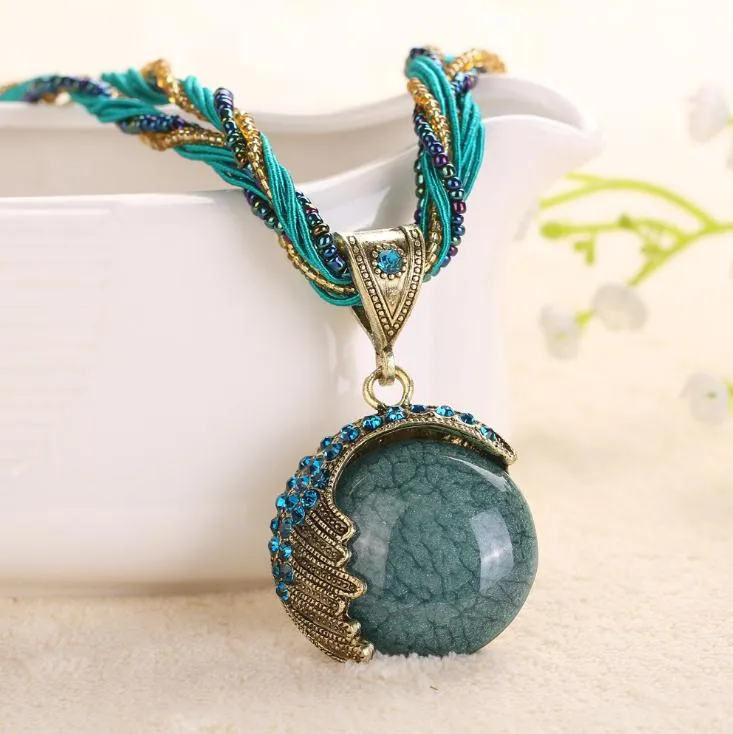 Europa och Förenta staterna dekorerade bohemiska tillbehör nationell stil halsband vintage smycken legering hänge 17 färger