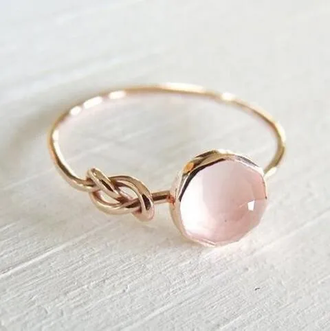 Heißer Verkauf Rosa Kristall Mondstein Ringe Europäischen Mode Weibliche Kreative Knoten Ringe Überzogene Rose Gold Farbe Schmuck