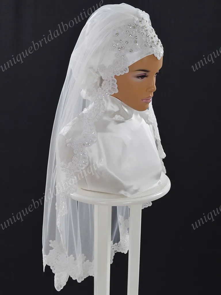 Véus de casamento muçulmano de luxo 2019 com borda aplicada de renda e cristais uma camada de tule comprimento do cotovelo hijab nupcial feito sob encomenda na Arábia Saudita