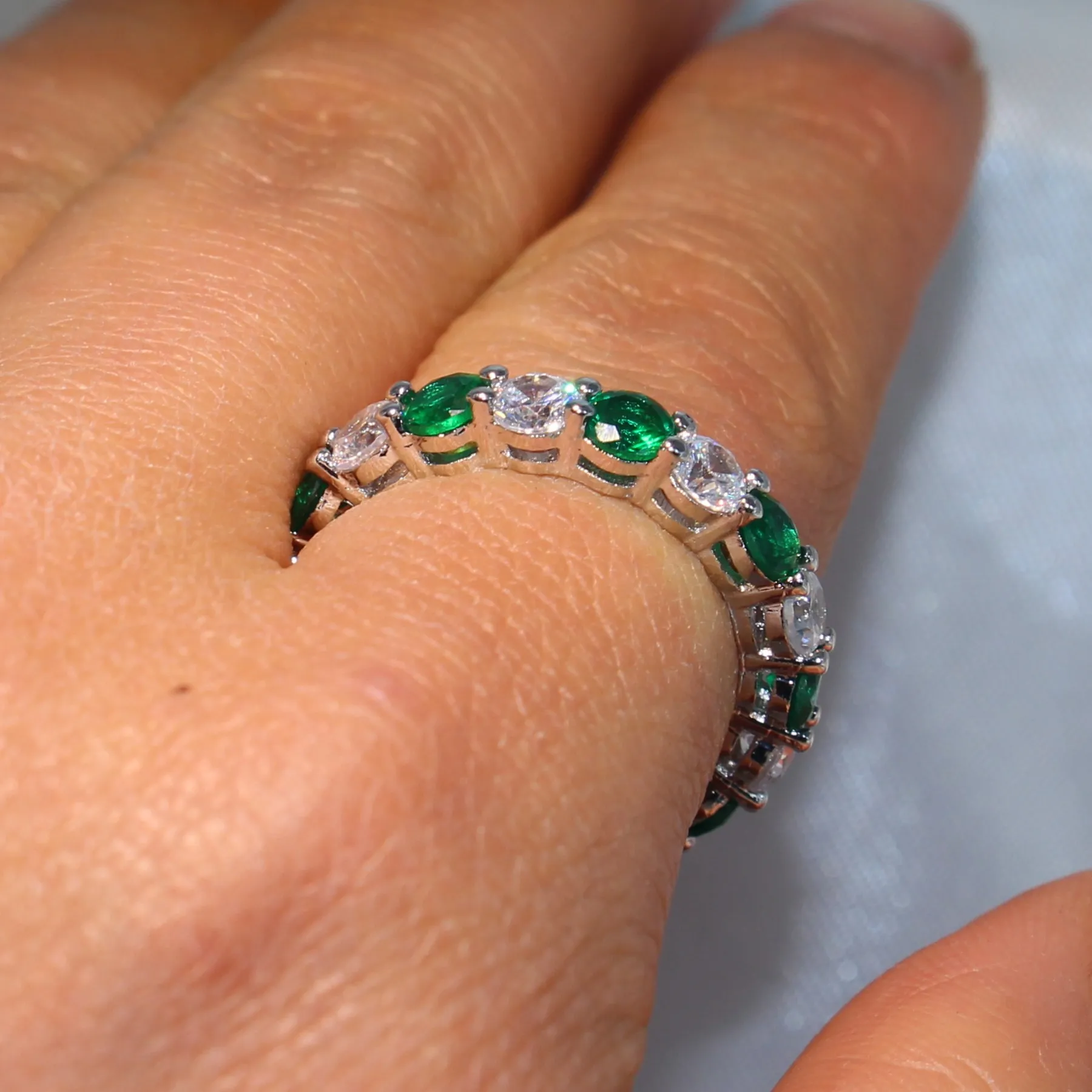 2018 Hot mousserande helt nya lyxsmycken 925 Sterling Silver Round Cut Emerald Zirconia Populära Kvinnor Bröllop Band Cirkel Ring Present CZ