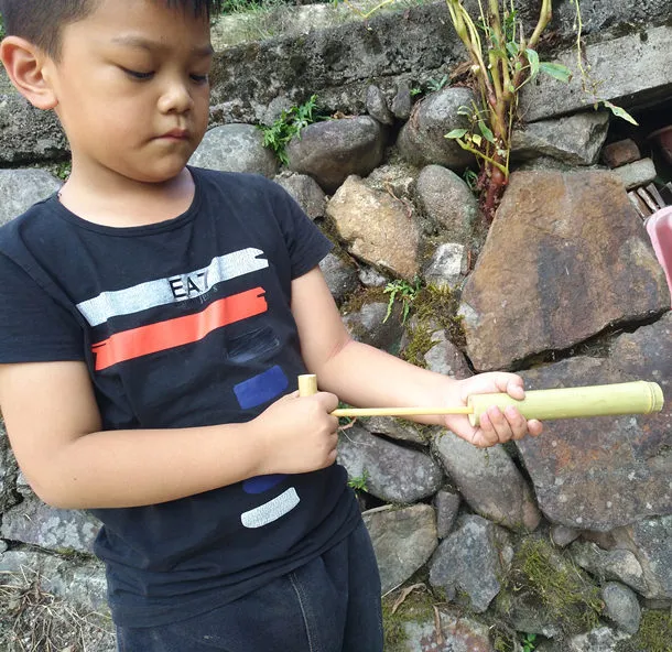 Livraison gratuite maternelle jouet en bambou cadeau de la nature pistolet à eau en bambou jouets pour enfants jouant dans l'eau jouets jouets de bricolage tous naturels