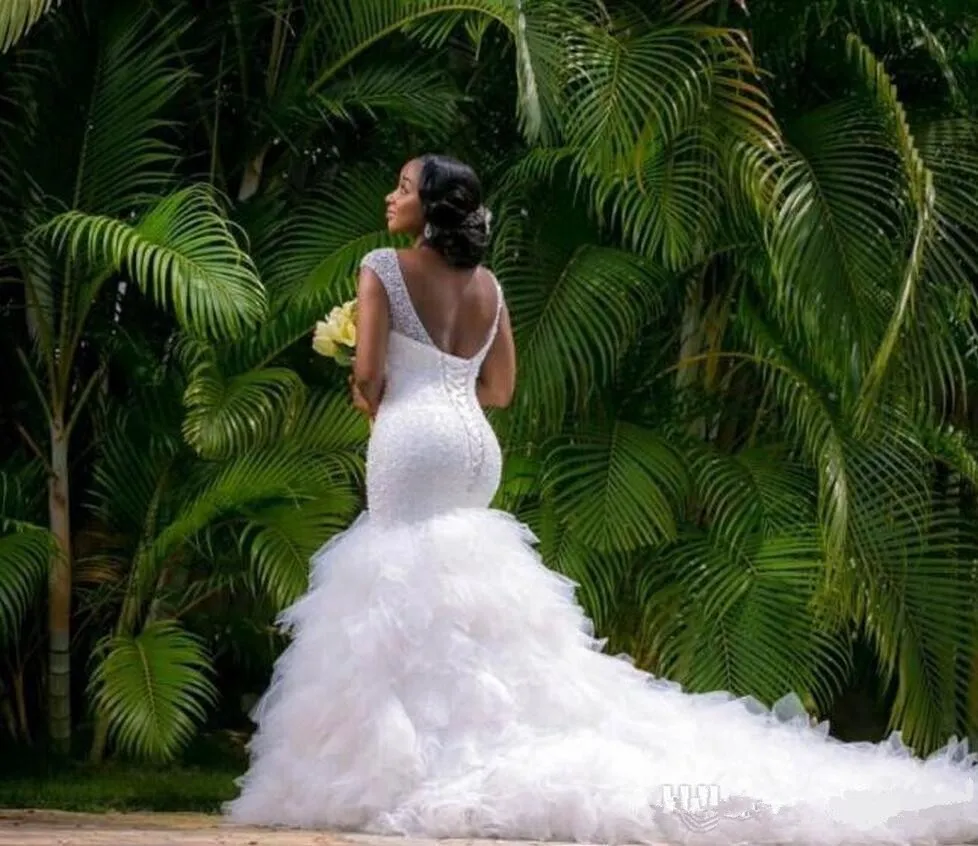 Sexig Vit Plus Storlek Mermaid Bröllopsklänningar Sparkly Kristaller Beaded V Neck Lace-up Ruffled Kjol Tulle Afrikansk Land Trumpet Brudklänningar