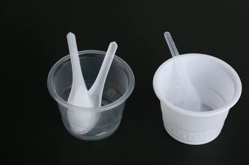 ملاعق حساء الغذاء سيمين رامين الأبيض ملعقة بلاستيكية في الهواء الطلق الطعام المتاح بيع سريع كعكة الجليد المياه