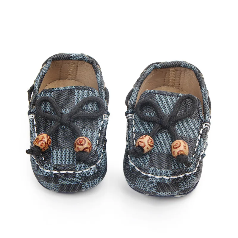 Chaussures pour bébé en cuir doux pour les nouveau-nés pour les chaussures de berceau classiques pour les filles et les garçons des premiers marcheurs avec des chaussures de grille