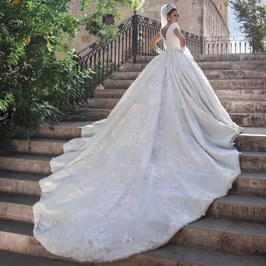 Dubai Bridal Portrait Princess Bröllopsklänning Luxury Beaded Off Shoulder Lace Appliqued Bröllopsklänningar Glamorösa Arabien Kungliga Bröllopsklänningar