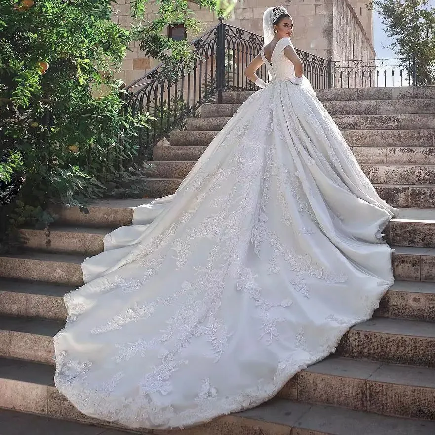 Dubai Brautporträt, Prinzessin-Hochzeitskleid, luxuriöse, schulterfreie Brautkleider mit Spitze und Applikationen, glamouröse königliche Hochzeitskleider von Arabia