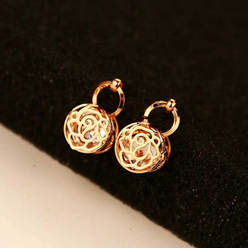 Rose Flower Zircon Pierced Earrings Kvinnlig koreansk version av Crystal Earrings 18K Gold Hypoallergenic Ladies Luxury örhängen smycken