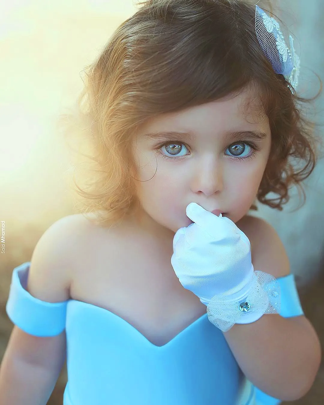 Adorable vestido de niña de flores de satén Precioso fuera del hombro Cuello de novia Lazo grande Vestido de primera comunión para niños Vestido de desfile para niñas de moda alto-bajo