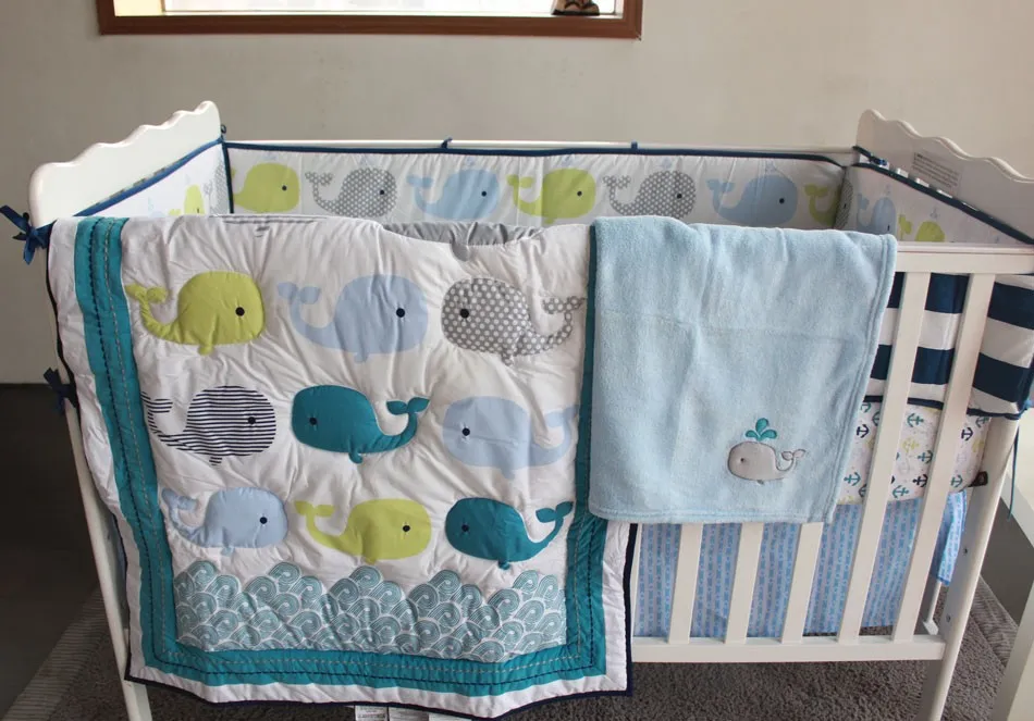 熱い販売の赤ちゃん寝具セット刺繍3D海のクジラベビーベッドベッド設置100％コットンベッドスカートキルトバンパーベビーベッド寝具セット