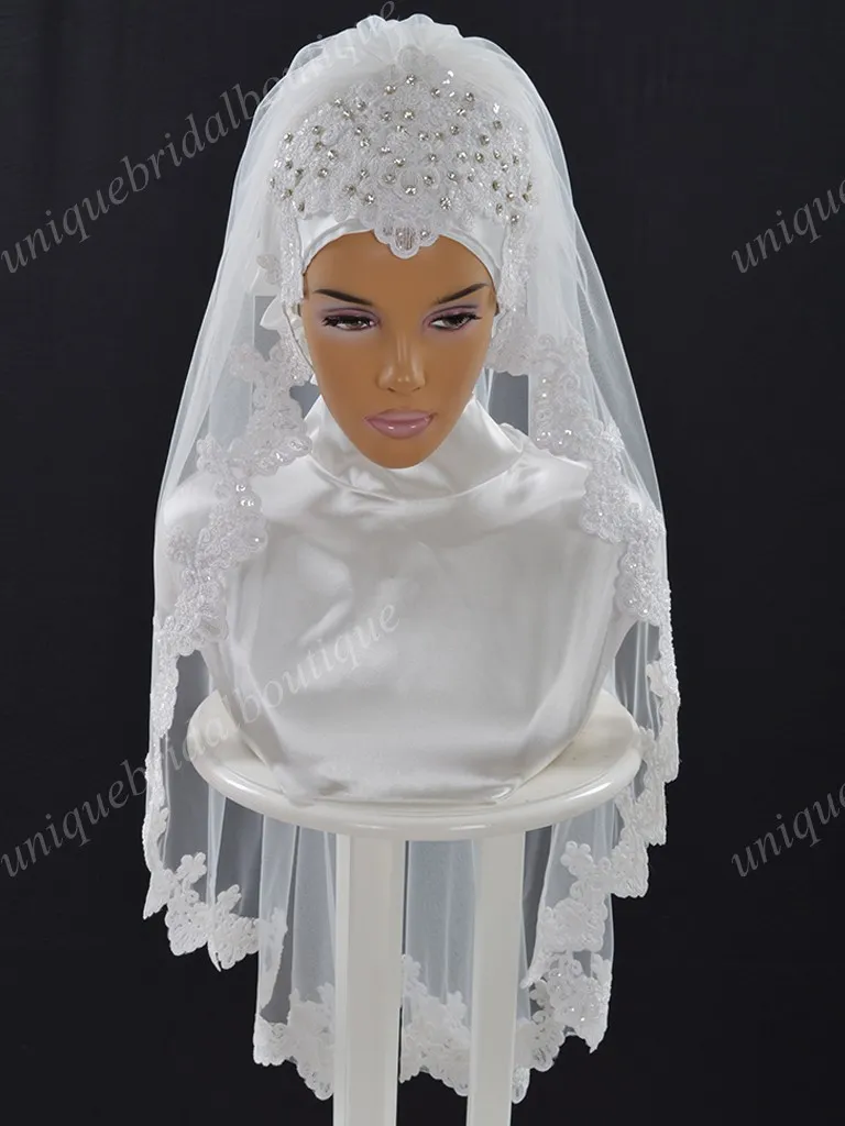 Veli da sposa musulmani di lusso 2019 con bordo applicato in pizzo e cristalli Uno strato Tulle Lunghezza gomito Nuziale Hijab Arabia Saudita su misura