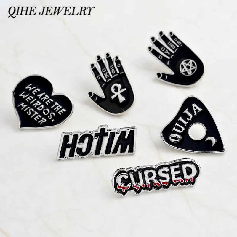 Qihe Pins and Brooches "Sorcière, Maudit, Ouiija, Nous sommes les cinglées, Mister" Black Pin Ensemble de lettres en forme de coeur en métal Goth punk bijoux accessoires