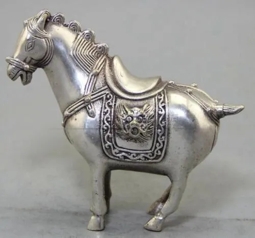 Collection d'ornements de chevaux réalistes gravés en argent tibétain peints à la main